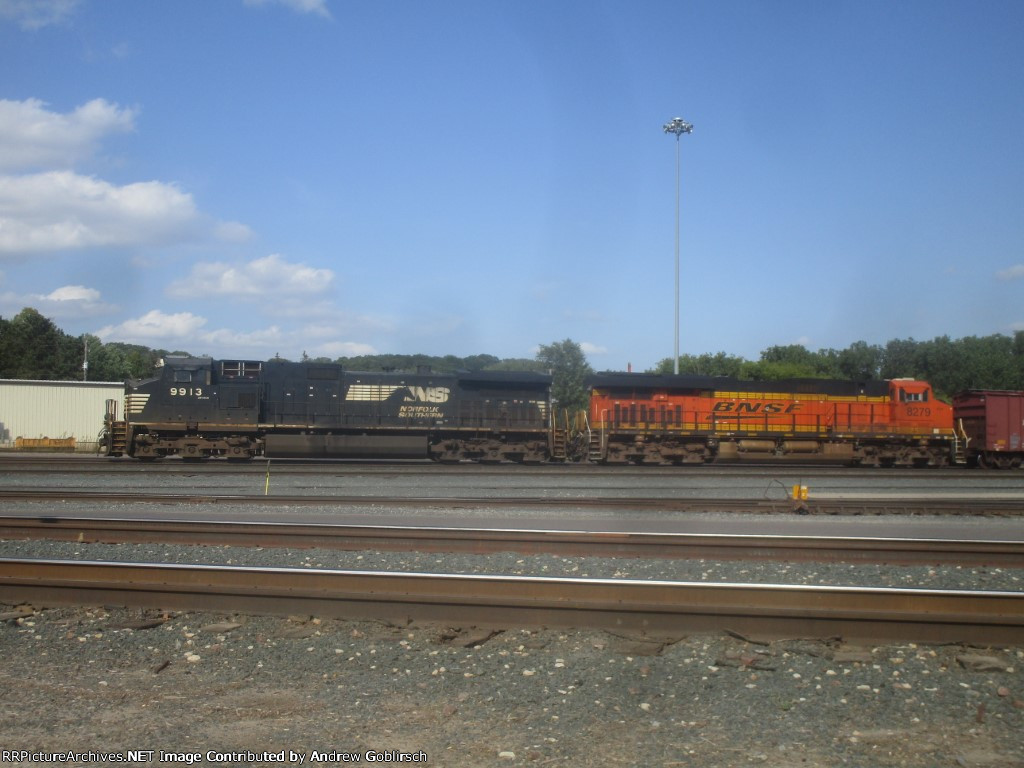 NS 9913 + BNSF 8279